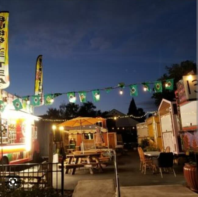 Food Carts - 555 N Simpson St