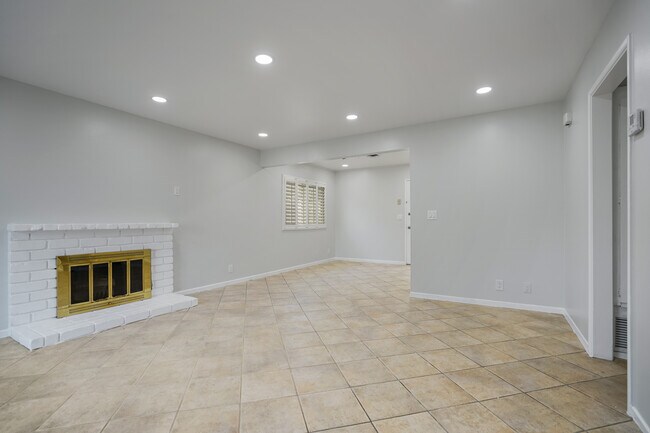 Building Photo - 7055 Avenida Leon