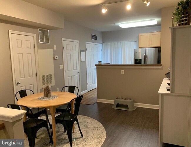 Building Photo - Charming Townhome-Style Condo with Garage ...