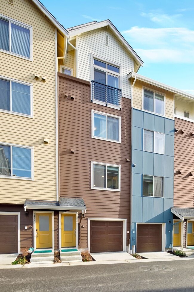 Building Photo - Bellevue spacious townhome living - 2 car garage