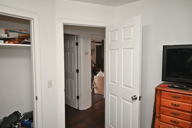 Building Photo - Handicap Accessible 2 Bed 1 Bath With Huge Yard In Burkburnett!