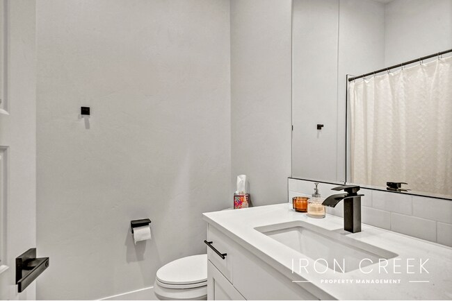 Building Photo - Contemporary Townhome Minutes from Downtown