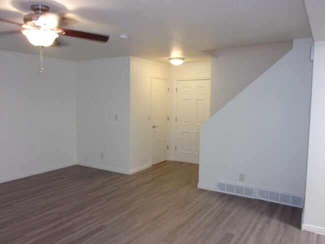 Building Photo - 88 E Rainbow Way