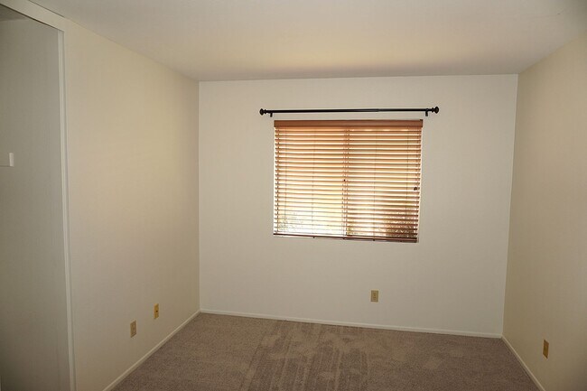 Building Photo - 1366 Fairway Oaks Ave
