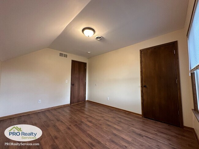 Building Photo - 3 Bedroom Home in St. Paul
