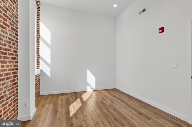 Building Photo - 2045 Trenton Ave