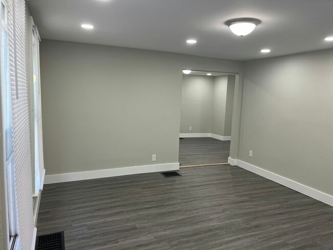 Building Photo - 13 Layton St