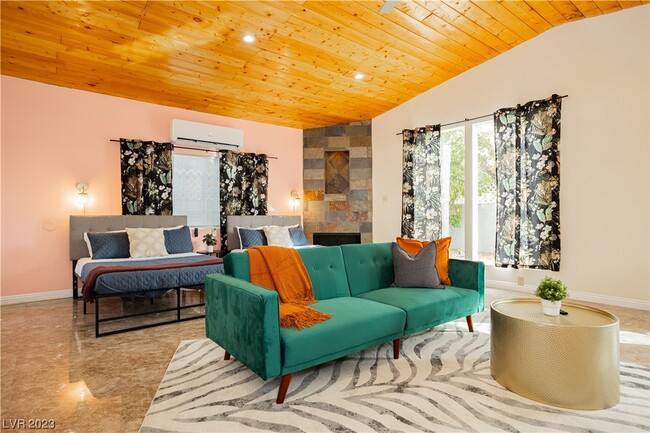 Building Photo - 2205 Santa Paula Dr