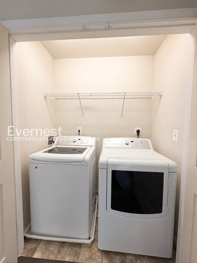 Building Photo - 4-Bed/ 4-Bath Town Home/Available Now!