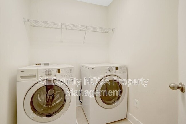 Building Photo - 2093 Laura Mews Pl