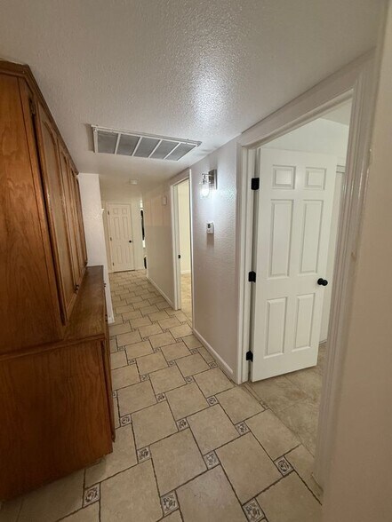 Building Photo - 2704 Pinewood Dr