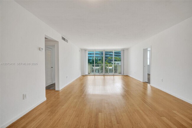 Building Photo - 10350 W Bay Harbor Dr
