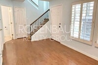 Building Photo - Beautiful 3-bedrooms, 2.5-baths townhouse ...