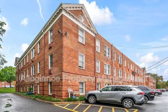 Building Photo - 922 S Washington St