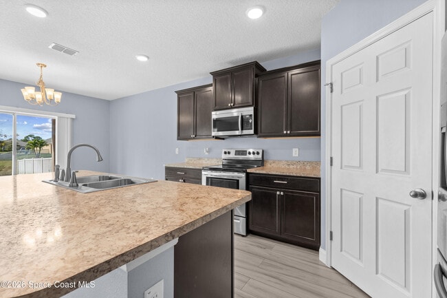 Building Photo - 402 Moray Dr