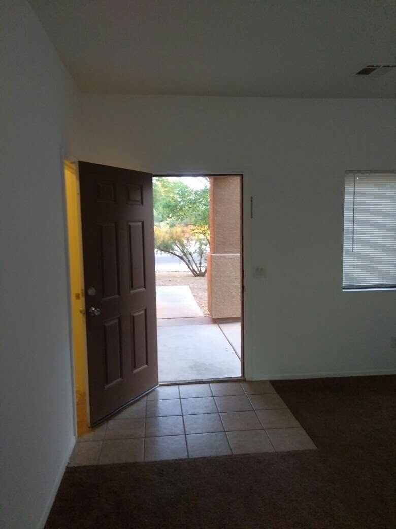 Building Photo - 916 W Carter Rd