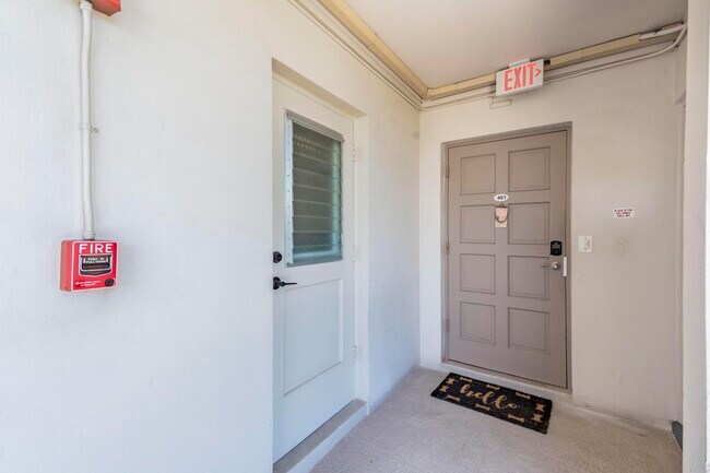 Building Photo - 2800 N Palm Aire Dr