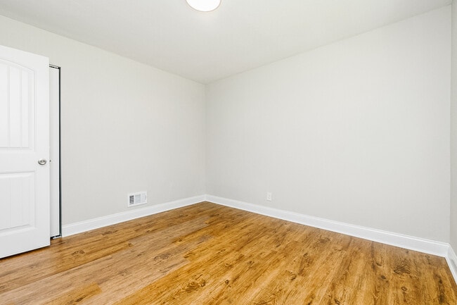 Building Photo - NEWLY RENOVATED 2 bedroom, 1 bathroom at G...