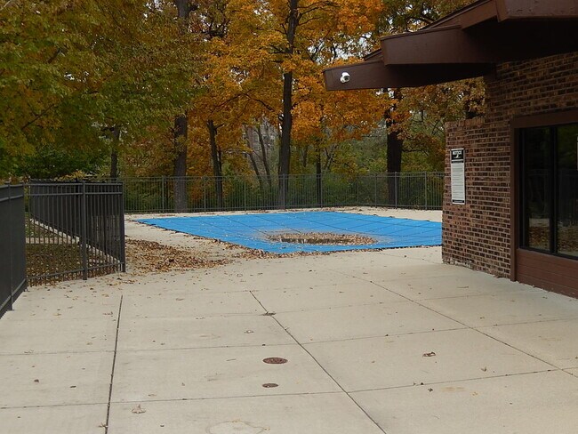 Building Photo - 120 Lakeview Dr