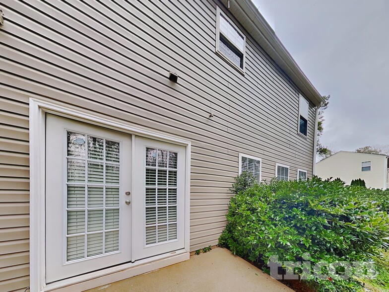 Building Photo - 1030 Riverclift Dr