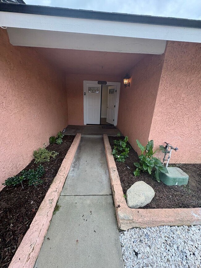 Building Photo - Don't miss out on this single story in Ontario- completely remodeled!