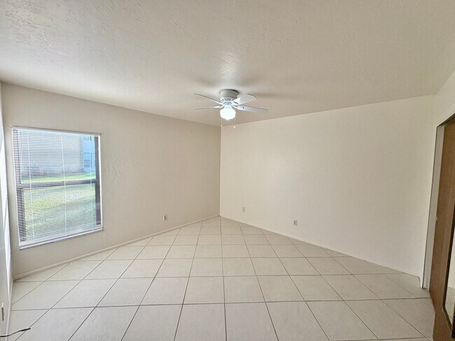 Building Photo - 1st Floor Apartment with Pool, Tennis Court & More in North Fort Myers