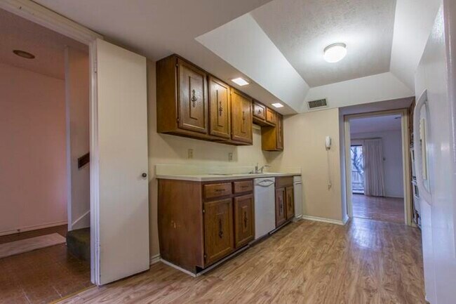 Building Photo - 6461 Southpoint Dr