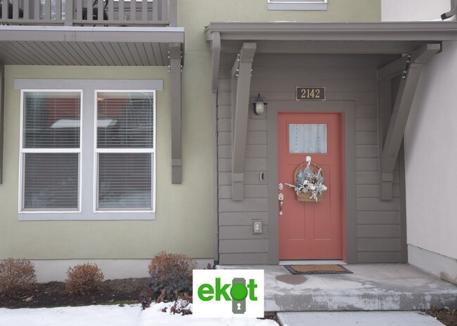 Building Photo - Spacious Townhome Near Shopping! 3 BD 2.5 BTH