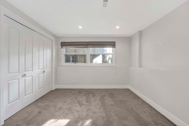 Building Photo - 2627 N Ridge Ave