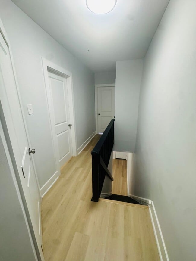 Building Photo - Renovated 4bd/1bth House with Rear yard!! ...