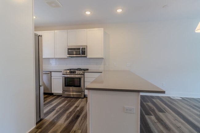 Building Photo - Premier Place and Premier Living!