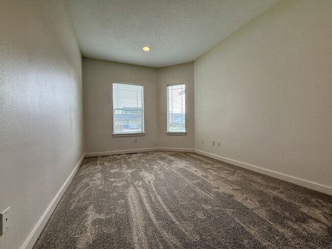 Building Photo - SCHEDULE A TOUR TO VIEW THIS VERY SPACIOUS HOME IN REDMOND!!