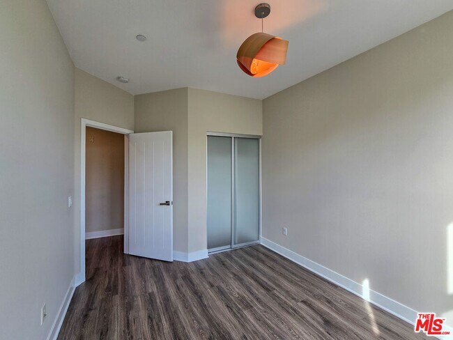 Building Photo - 2753 Waverly Dr