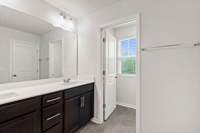 Building Photo - Bright & Beautiful! Modern 3-Bedroom Townh...