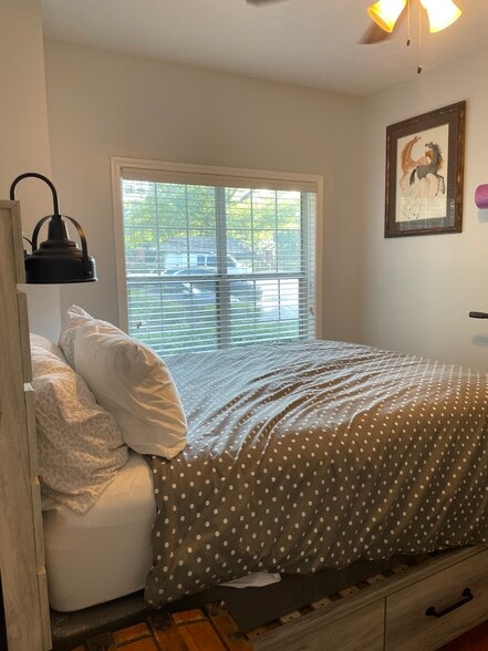Bedroom - 1250 Parkwood Cir SE