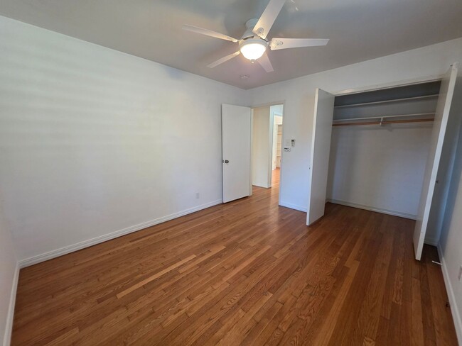 Building Photo - Home located in the heart of the college n...