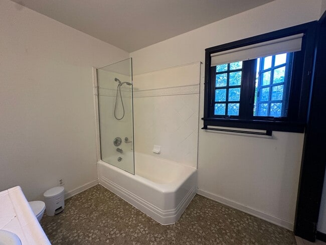 Building Photo - SPACIOUS MANSION WITH 2 PRIVATE ROOMS *FOR...