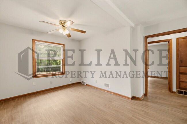 Building Photo - 374 N Hillcrest St