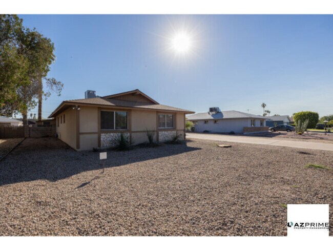 Building Photo - Live in Comfort and Style in this Beautiful 3/2 Tempe home!