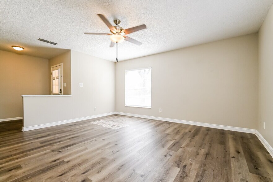 Building Photo - 510 Oak Creek Dr