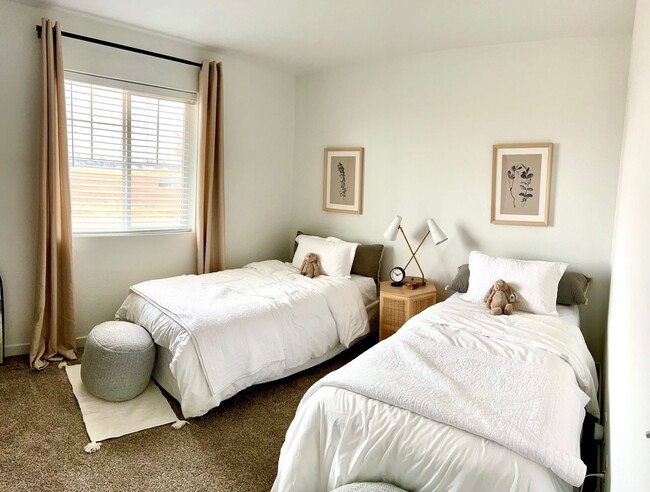 Building Photo - 3 Bedroom 2.5 Bath w/Community Pool AVAILA...