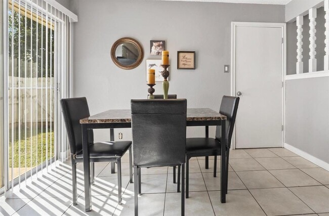 Building Photo - 2405 Parker Cir