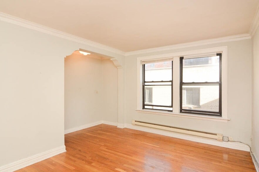 Building Photo - 533 W Roscoe St