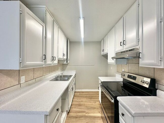 Building Photo - Available Now: Affordable Downtown Living!