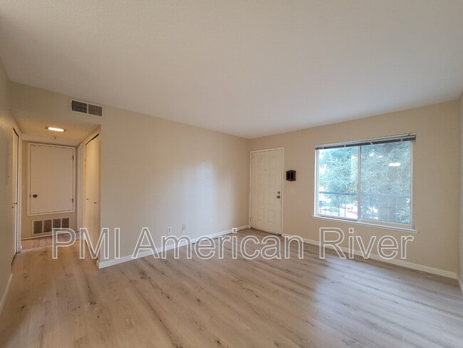 Building Photo - 102 Luna Grande Cir