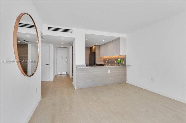 Building Photo - 20100 W Country Club Dr