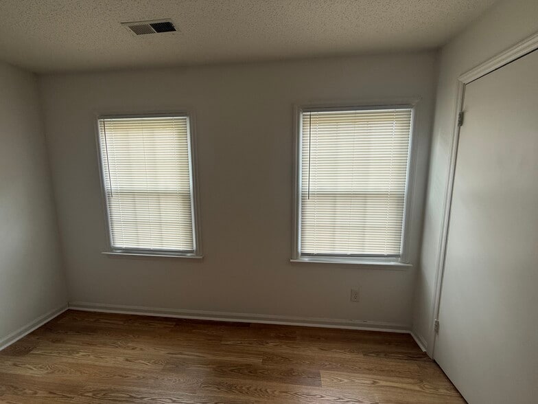 Bedroom 1 - 4640 Old Lantern Way