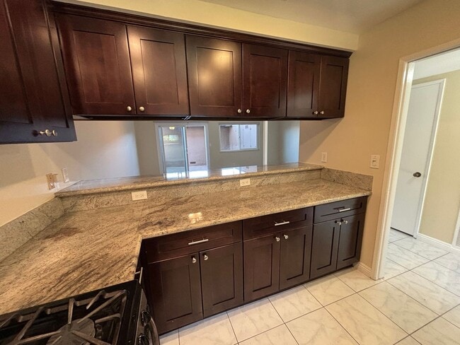 Building Photo - Clean and upgraded 3 bedroom townhouse available in Fountain Valley