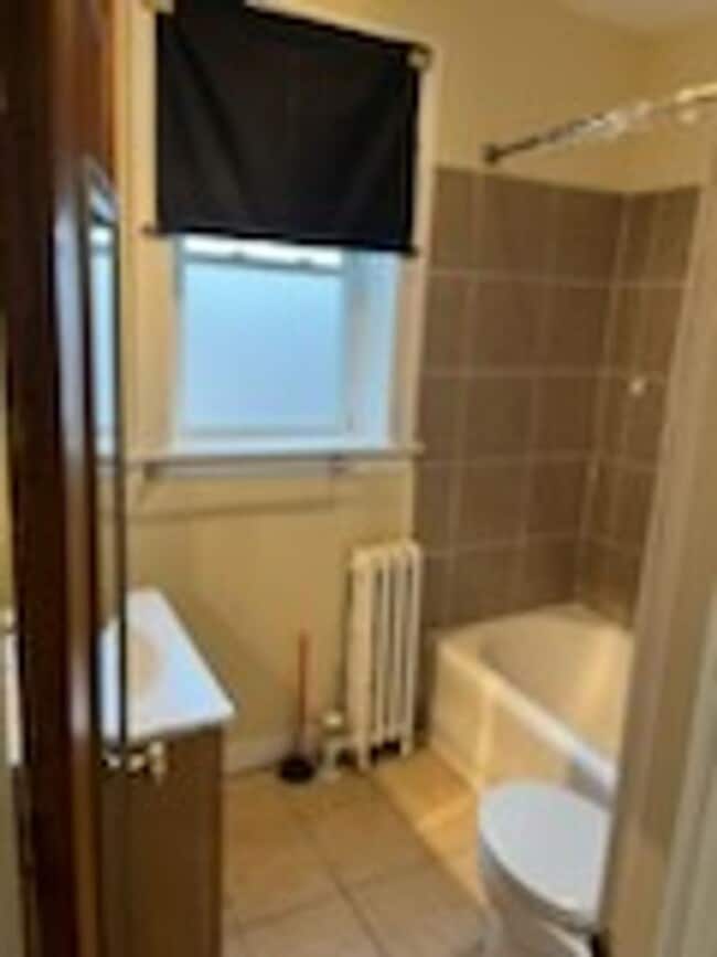 Building Photo - Condo wFREE HEAT in Belmont Cragin! In-uni...