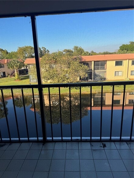 Building Photo - 200 Lakeview Dr